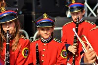 Szkolno-Gminna Orkiestra Dęta w Morawicy wystąpiła po raz pierwszy w nowych mundurach